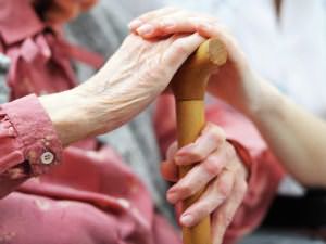Уход за пожилыми людьми старше 80 лет: сколько платят?